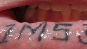 Un tatuaggio su un labbro di un appartenente a una gang di latinos