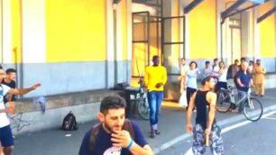I due contendenti dietro la stazione di Monza tra i passanti: in maglietta gialla e canotta nera