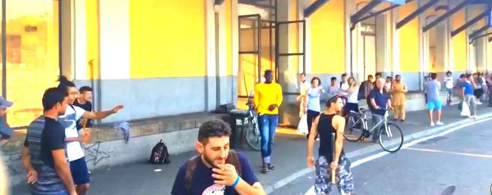 I due contendenti dietro la stazione di Monza tra i passanti: in maglietta gialla e canotta nera