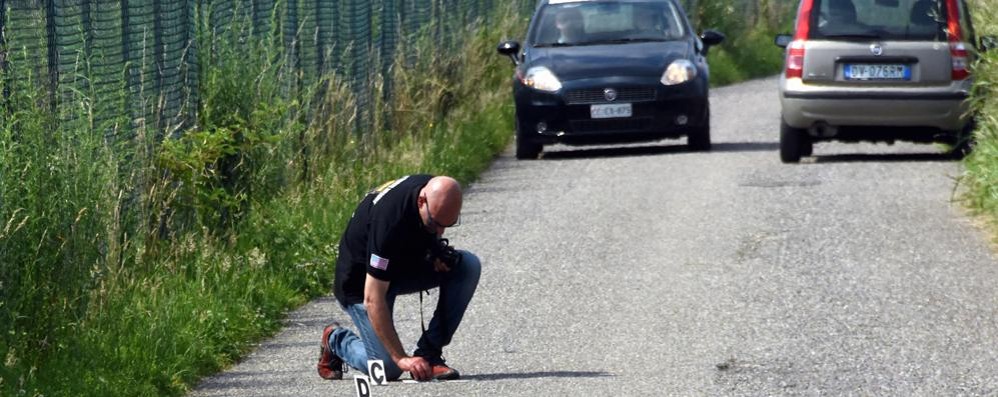 I rilievi dei carabinieri sul luogo della sparatoria del 28 giugno