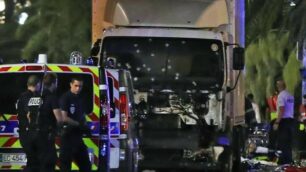 Il camion, crivellato dai colpi di proiettile, utilizzato dall’attentare