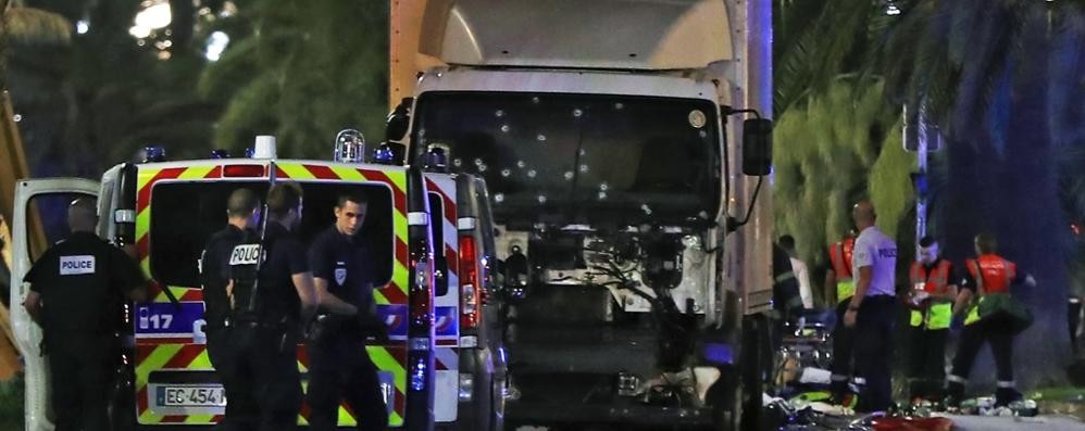Il camion, crivellato dai colpi di proiettile, utilizzato dall’attentare