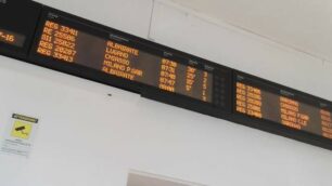 I ritardi segnalati sul display della stazione di Seregno