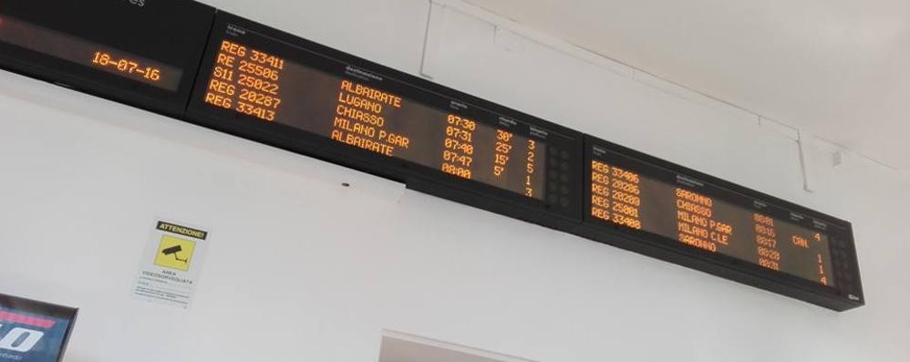 I ritardi segnalati sul display della stazione di Seregno