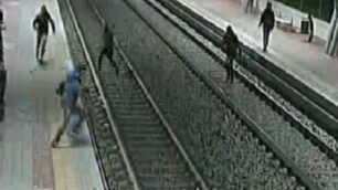 Un fermo immagine dalle riprese dei carabinieri in stazione nell’indagine che aveva sgominato la banda che intimidiva le vittime