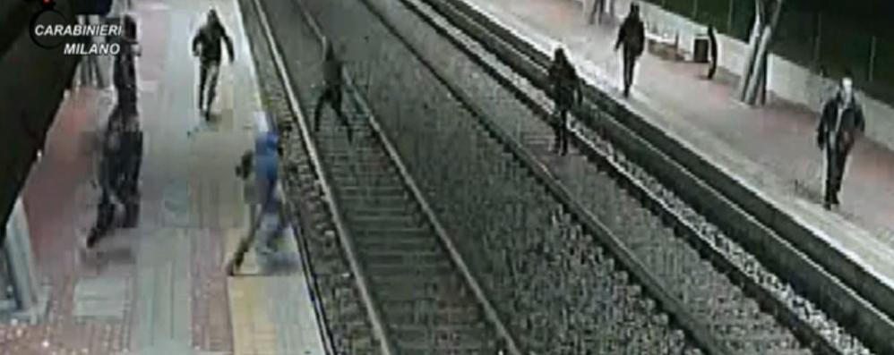 Un fermo immagine dalle riprese dei carabinieri in stazione nell’indagine che aveva sgominato la banda che intimidiva le vittime