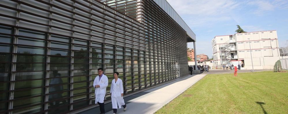 L’ingresso dell’ospedale San Gerardo di Monza