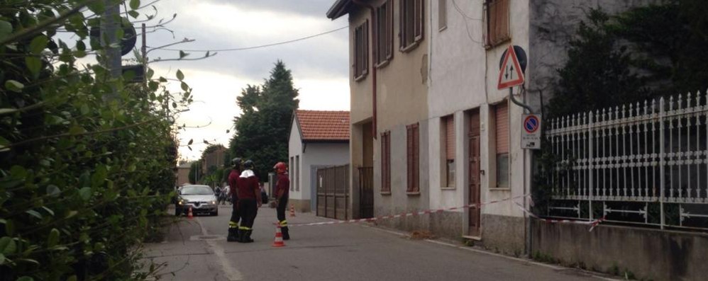 Biassono, via Vittorio Veneto chiusa al traffico per un pericolo crollo in abitazione - foto Edoardo Terraneo