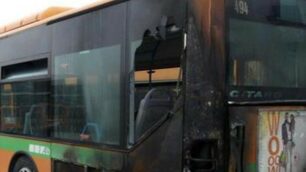 Un bus incendiato. Ieri a Brugherio attimi di paura per i passeggeri della linea per Vimodrone