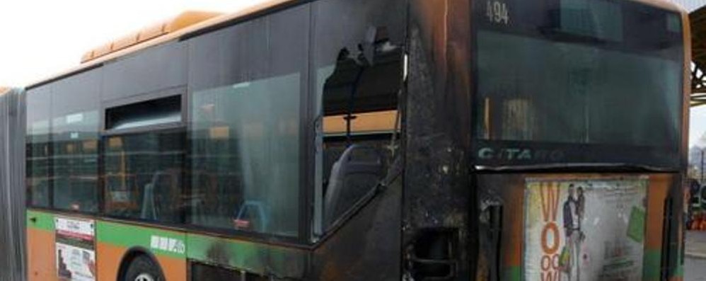Un bus incendiato. Ieri a Brugherio attimi di paura per i passeggeri della linea per Vimodrone