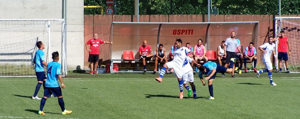 Calcio, una giocata del brasiliano Jeda del Seregno - foto Colzani