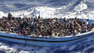 Un barcone di profughi in fuga dall’Africa
