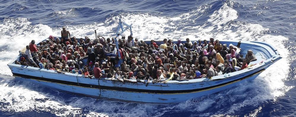 Un barcone di profughi in fuga dall’Africa