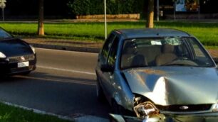 L’auto finita contro un palo Foto Edoardo Terraneo