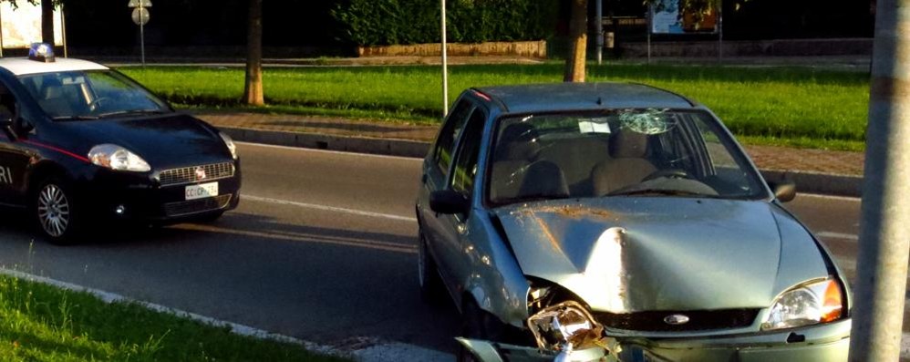 L’auto finita contro un palo Foto Edoardo Terraneo