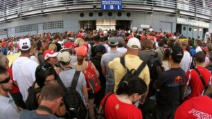 Una foto d’archivio di tifosi in attesa di entrare in pit-lane a Monza