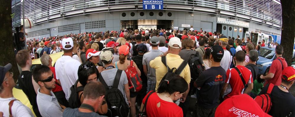 Una foto d’archivio di tifosi in attesa di entrare in pit-lane a Monza