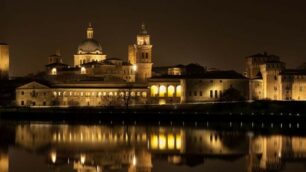 Una bella veduta notturna di Mantova