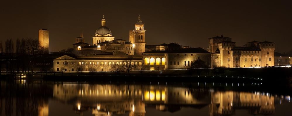 Una bella veduta notturna di Mantova