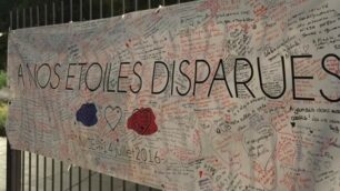Nizza, una bandiera sul cancello del parco Albert 1er: chi vuole può lasciare un messaggio