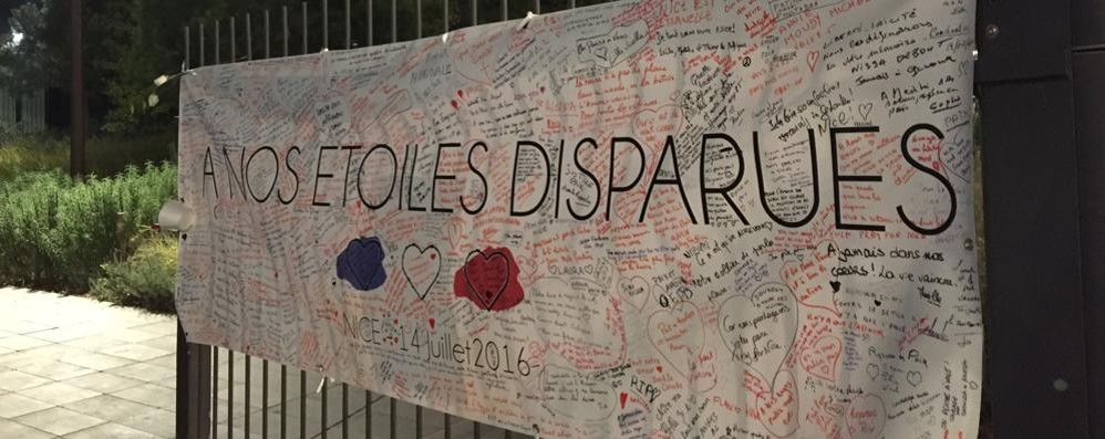 Nizza, una bandiera sul cancello del parco Albert 1er: chi vuole può lasciare un messaggio