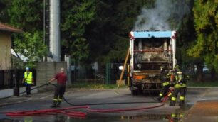 Lssone, l’incendio al camion compattatore di rifiuti - foto Edoardo Terraneo