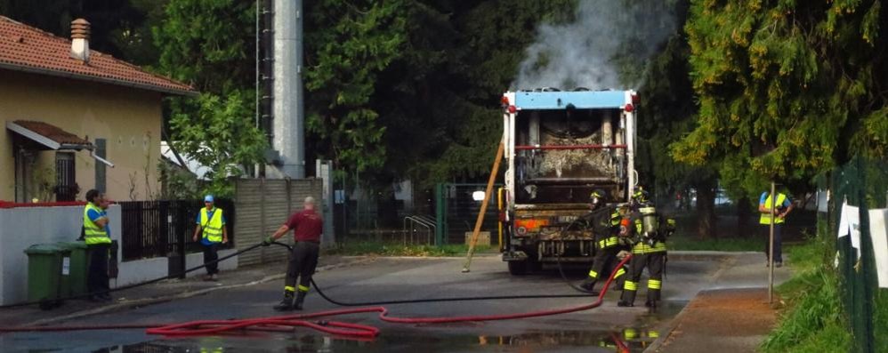 Lssone, l’incendio al camion compattatore di rifiuti - foto Edoardo Terraneo