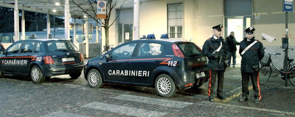 I carabinieri di Lissone durante un controllo in stazione