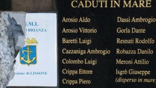 Il monumento ai caduti danneggiato in largo Marinai d’Italia