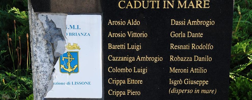 Il monumento ai caduti danneggiato in largo Marinai d’Italia
