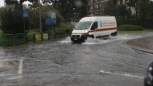 La rotonda tra via Montello e via Circonvallazione a Seregno, allagata (Foto Paolo Volonterio)