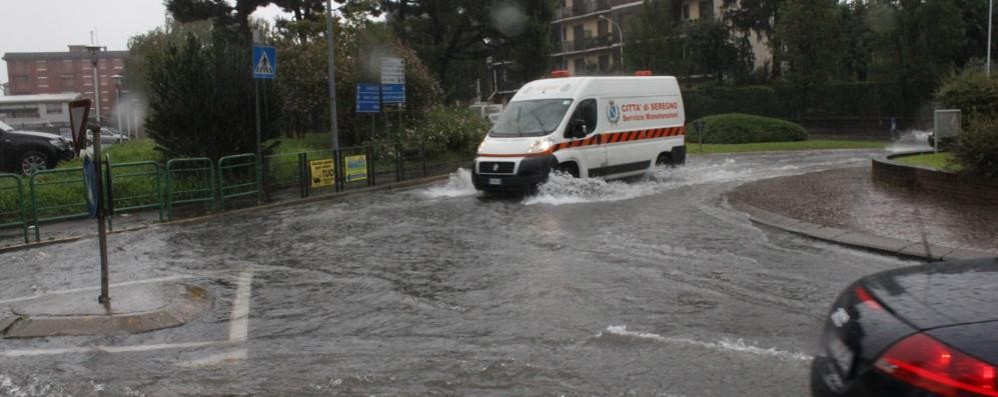 La rotonda tra via Montello e via Circonvallazione a Seregno, allagata (Foto Paolo Volonterio)