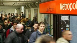 Pendolari all'ingresso di una stazione della metropolitana