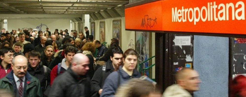 Pendolari all'ingresso di una stazione della metropolitana