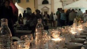 Cena sotto le stelle in piazza Carrobiolo