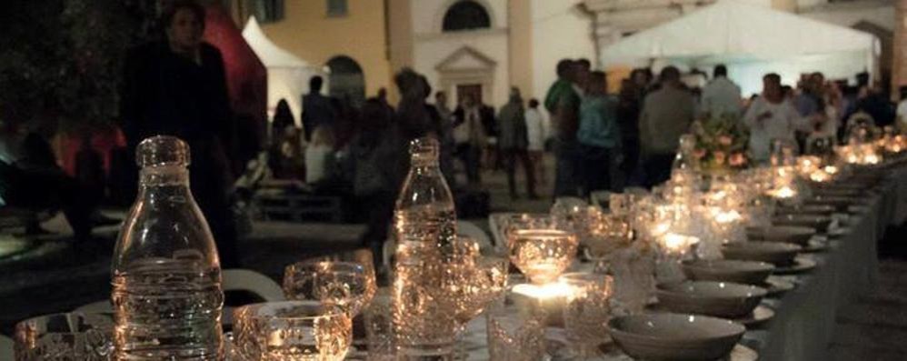 Cena sotto le stelle in piazza Carrobiolo