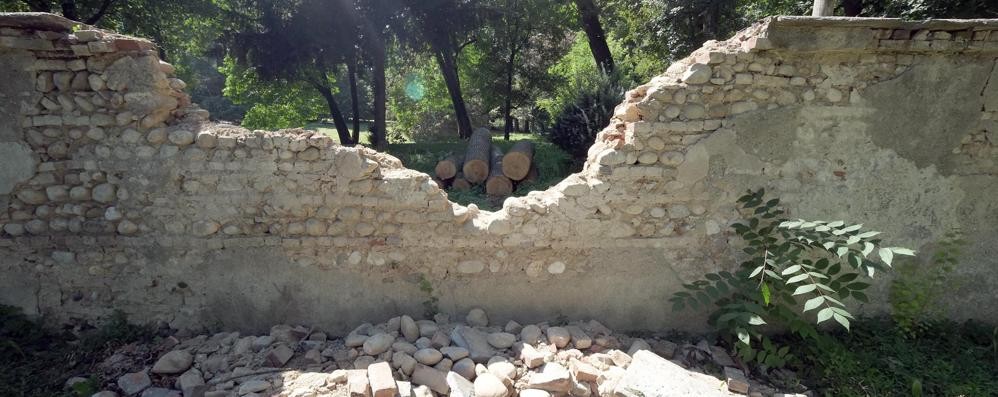 MONZA il muro crollato nel parco