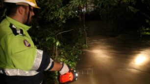 Una foto d’archivio della Protezione civile in controllo notturno del Lambro