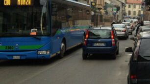 Monza, fermato sulla corsia dei bus: non ha mai preso la patente, 5.000 euro di multa