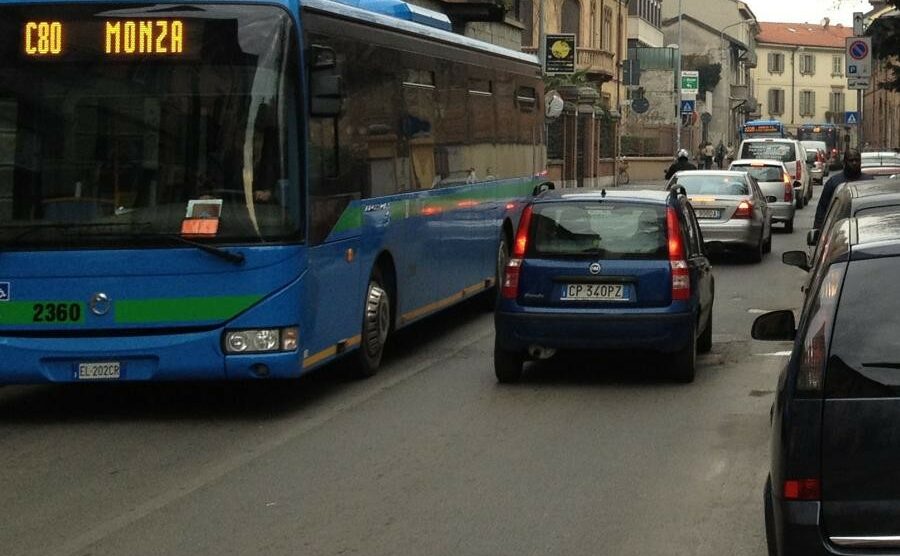Monza, fermato sulla corsia dei bus: non ha mai preso la patente, 5.000 euro di multa