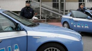 Poliziotti davanti al commissariato di Monza