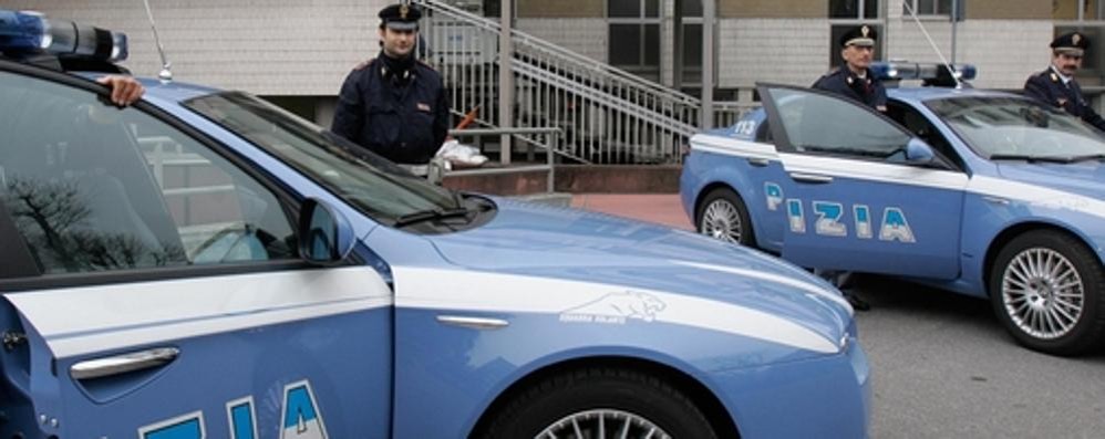 Poliziotti davanti al commissariato di Monza