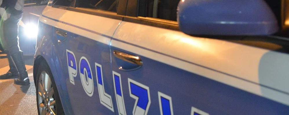 L’uomo ha fermato una volante della polizia