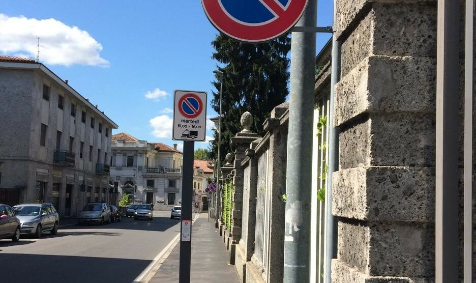 Monza: ma i pali della segnaletica devono stare per forza in mezzo al marciapiede?