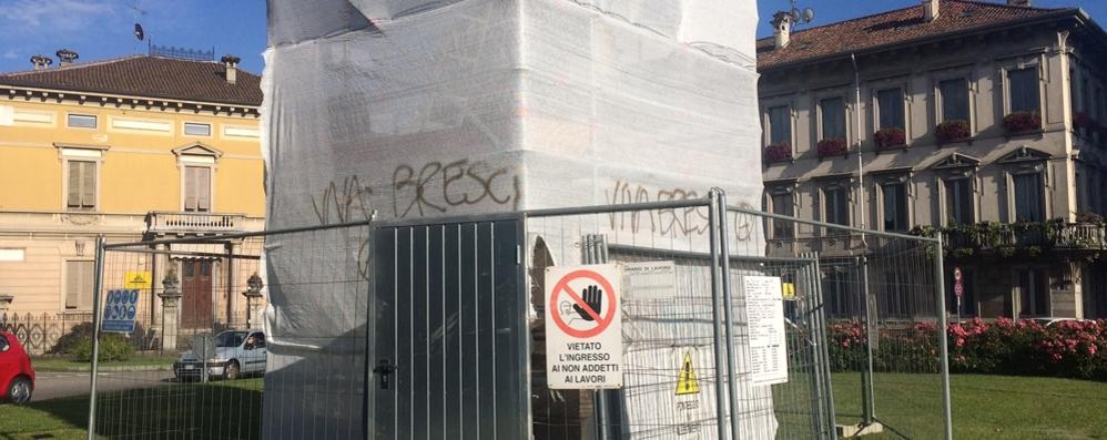 Monza, la scritta anarchica sul cantiere del Re de sass