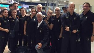 La squadra azzurra di ginnastica artistica con al centro il presidente del Coni Malagò