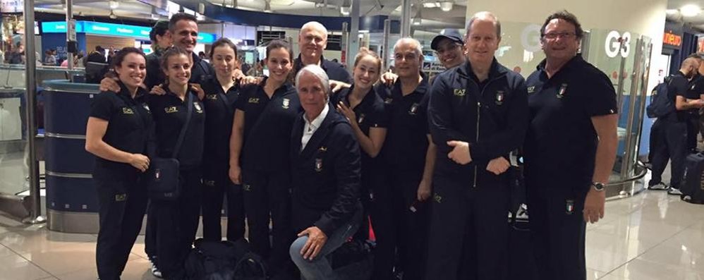 La squadra azzurra di ginnastica artistica con al centro il presidente del Coni Malagò