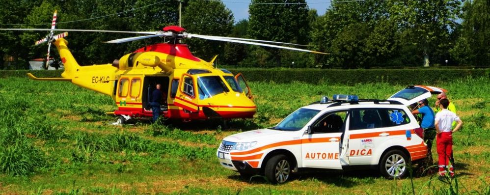 L’elisoccorso atterrato a Lentate sul Seveso nel giorno di Ferragosto - foto Edoardo Terraneo