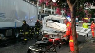 La scena dell’incidente con i soccorritori al lavoro