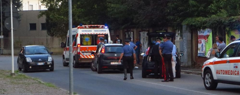 Seregno, la scena dell’aggressione in via Gramsci: la donna ferita a colpi di pistola è morta in ospedale - foto Terraneo